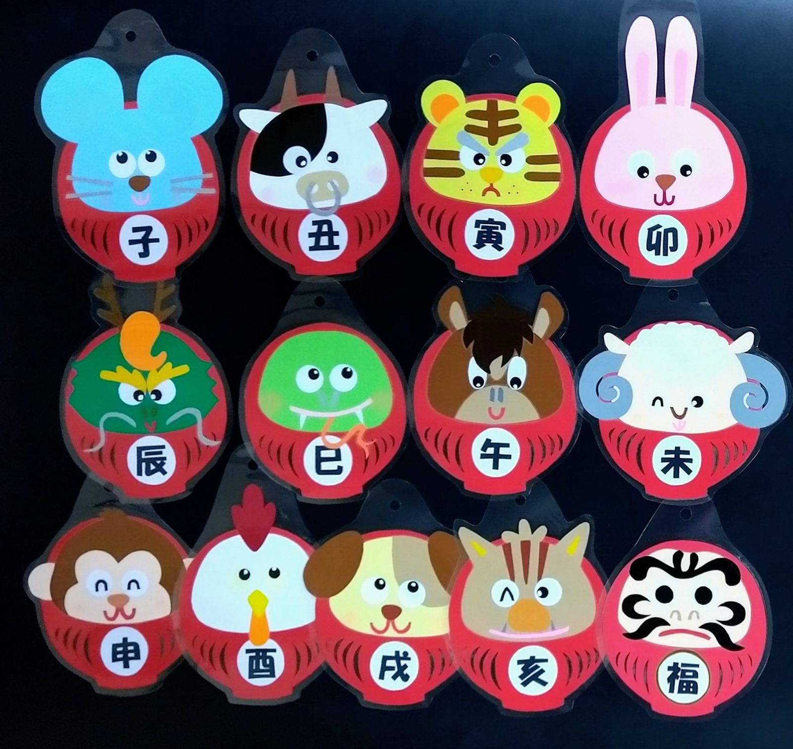 壁面飾り 「お正月 だるま」の作り方！ 達磨 冬 12月 １月 無料型紙で簡単！ 画用紙 工作 壁面装飾 ペーパークラフト paper craft