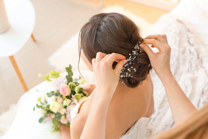 2024年 ウェディングドレスに似合う髪型は？花嫁に人気のヘアアレンジ特集