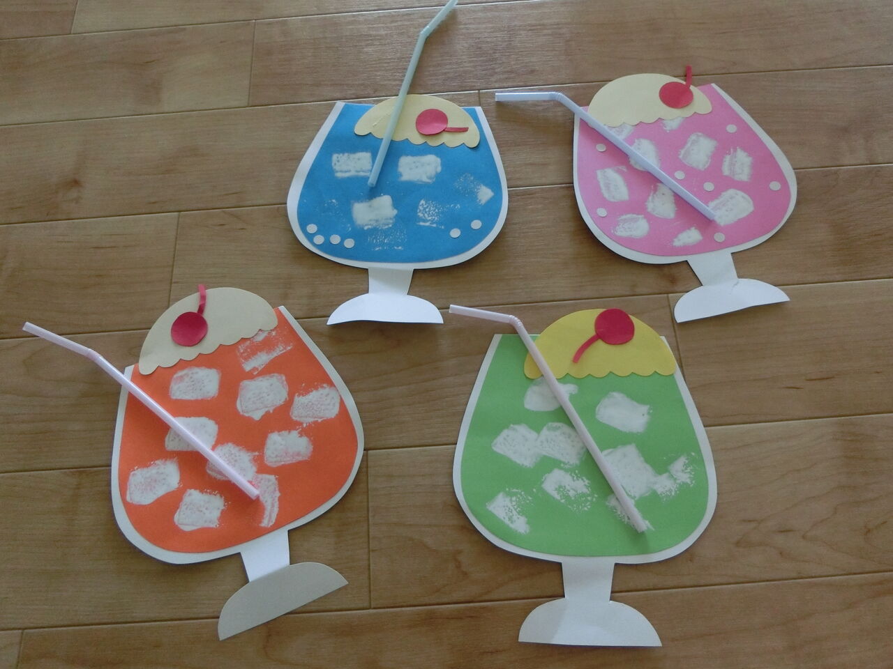 行事・制作アイディア 夏の壁面製作―製作遊びで海を表現してみよう―保育士を応援する情報サイト 保育と暮らしをすこやかに ほいくらし