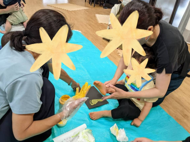 ひよこルームの「七夕飾り作り」・「親子でお絵かき&手形」 - 山梨県北杜市公式サイト