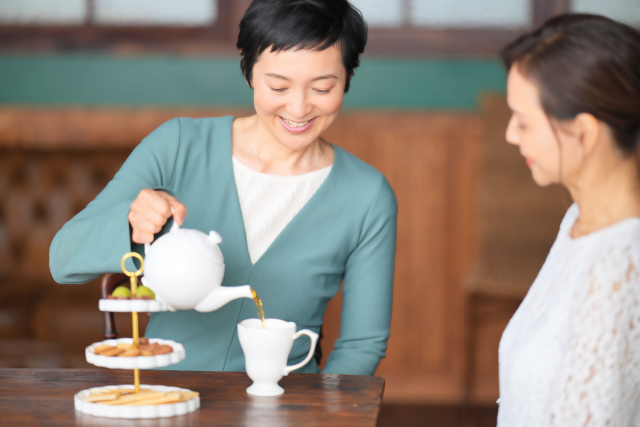 アフタヌーンティーティーフーズ取り分け方⁡ ￣￣￣￣￣￣￣￣￣￣￣￣￣￣￣￣ ⁡ アフタヌーンティーは どこから食べる？ ⁡ ⁡ビュッフェ形式？！ そのまま口に運ぶ？！ どちらもNG🙅‍♀️ ⁡ ⁡ ⁡ ① セイボリー 塩味② スコーン ③ ペイストリー 甘味の順番に