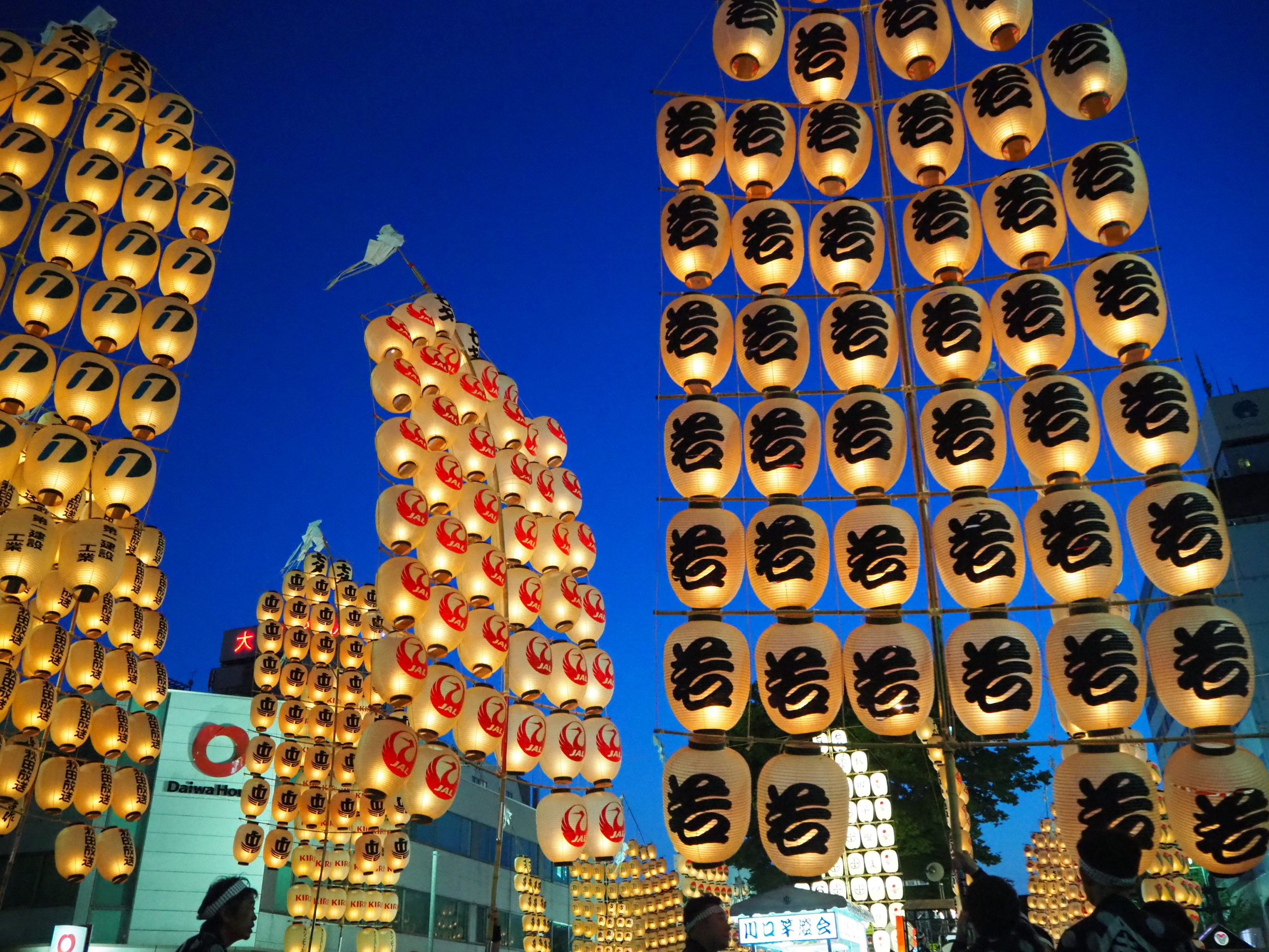 2025年 秋田竿燈まつり 完全ガイド！ 夏の夜空に揺らめく竿燈まつりの楽しみ方るるぶ&more