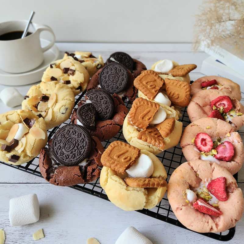 バレンタインに作ろう！かんたんくまさんオレオポップ🧸💘, 簡単で可愛すぎる！ぜひ作ってみてね🫶, 材料, ☑︎オレオ, ☑︎ミニオレオ,☑︎板チョコ ミルクチョコレート , ☑︎チョコペン 白.黒 , ☑︎ピンクのハートチョコ ダイソー , ☑︎木製スティック セリア ,☑︎赤い麻紐 セリア , ., ., ., .,オレオオレオポップくまさんくまさんクッキーくま好き