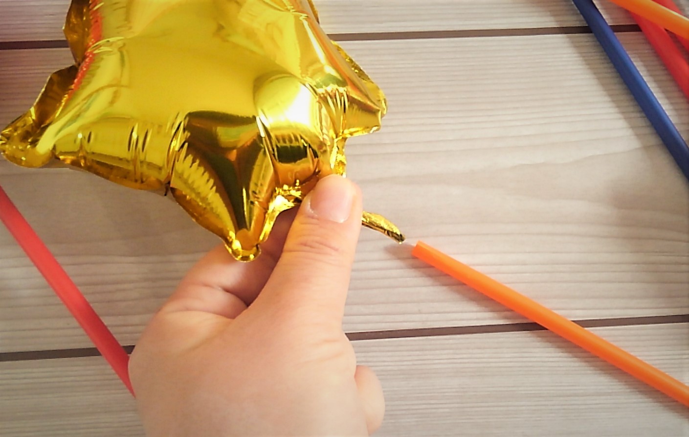 手作りできる✨飾って可愛い！バルーンブーケの作り方💐, 難しそうに見えるバルーンブーケも、これさえ見れば簡単にできる作り方をご紹介❤︎,今回は飾れるボックスタイプを作ってみたよ！, ブーケがうまく包めない方も、上手に作れるのでぜひ試してみてね🎈, ⌇材料⌇, ・透明風船,・造花3本, ・チュール布, ・インナーペーパー, ・マスキングテープ, ・ゴム, ・リボン, ・ゴールドペン, ・箱,