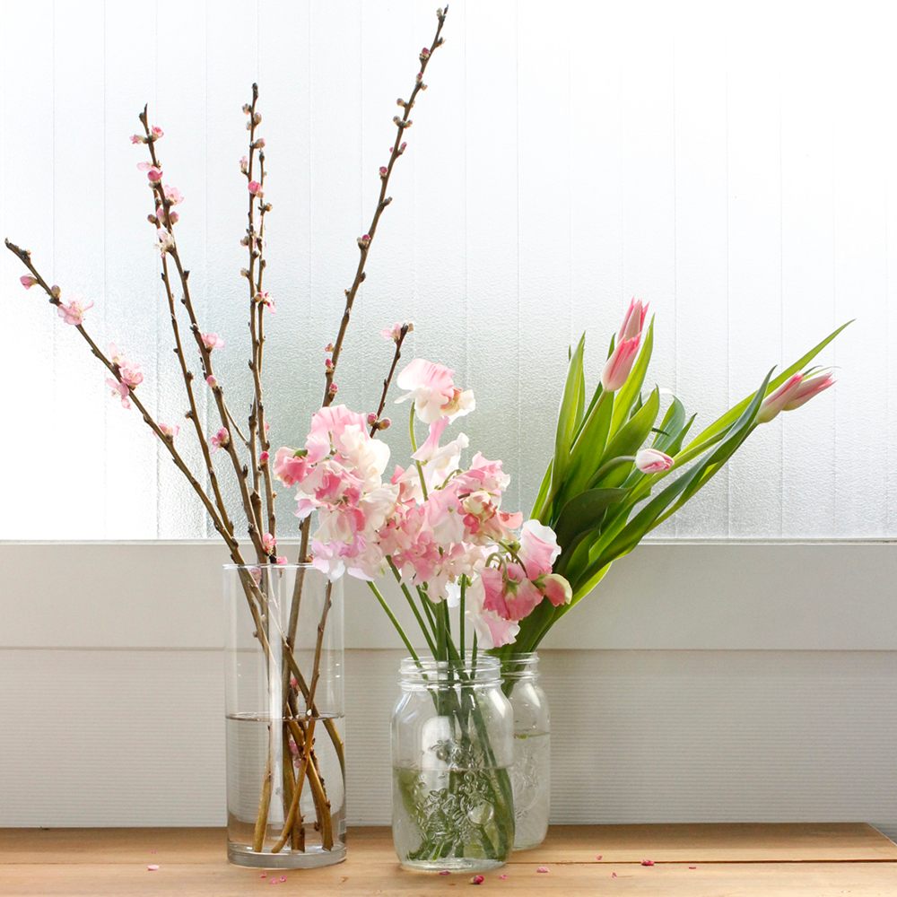 桃の花の切り枝花瓶挿し 花も水もフェイクだから、枯れないお手入れがいらない💫 花びらのヒラヒラとした可愛らしい花桃🌸発色が美しく、お部屋に春を呼んでくれます スマートな花瓶に高さある枝ぶりでテーブルのメイン装花にもおすすめな一点 桃の花切り枝花瓶挿し