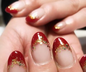 12月のネイルです。 クリスマスとお正月もOKなデザインにしました。 マグネットネイル6600円に ラメ4本で660円です。 UB Netflix& カフェ