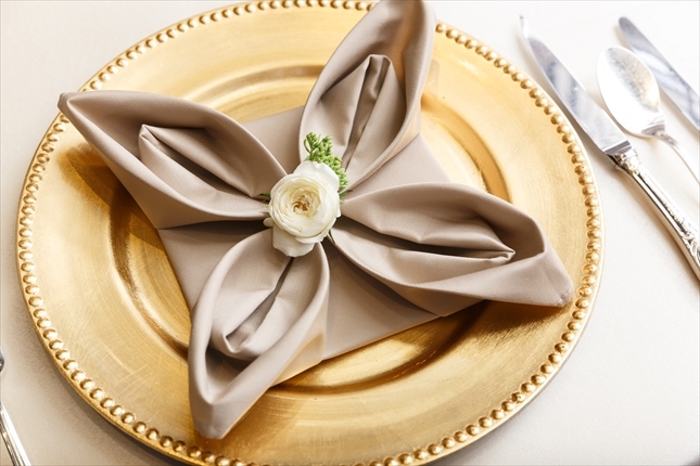 楽天市場 テーブルナプキン アイボリー 50×50cm ゴールドライン リボン シンプル おしゃれ トーション ナチュラル 生成り ゴールド縁ランチョンマット 布 敷布 お弁当包み 結婚式 レストラン テーブルコーディネート 5枚までメール便280円OK: ワールドワークス