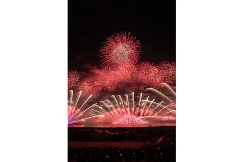 🎇 2024年8月5日 月 に開催される「みなとみらいスマートフェスティバル2024」。首都圏最大級！25分間で約20,000発の花火が舞い上がり、横浜の夜空を美しく彩ります。ザ・カハラ・ホテル＆リゾート 横浜では、ご宿泊ならびに、Chef's Dining Buffet × World Gourmet