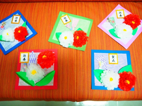 1月吊るし飾り🎍 保育 保育士 保育室 幼稚園 幼稚園教諭 保育室飾り 製作 保育園 1月壁面 1月飾り 吊るし飾り 壁面飾り壁面製作 保育士さんと繋がりたい 正月飾り 正月飾り手作り 手作り飾り 画用紙製作 画用紙飾り 折り紙 幼児クラス 年少さん 年中さん 年長さん 3