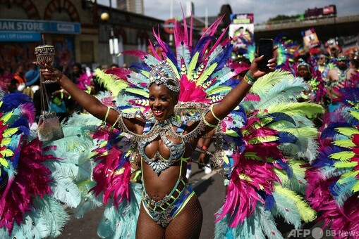 音と色の洪水ノッティングヒル・カーニバル 交通規制にもご注意を地球の歩き方