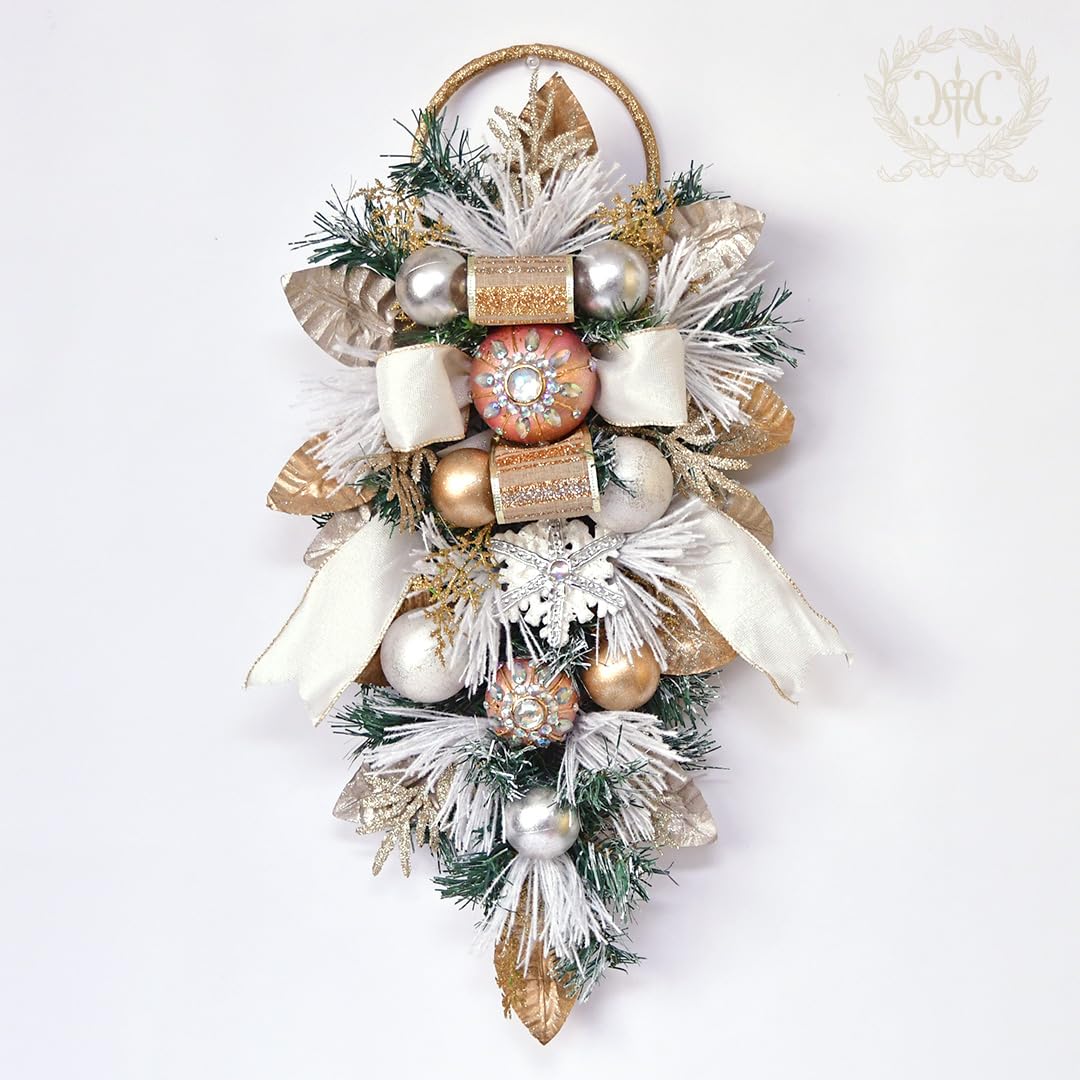 ゴールドと白のポインセチアのクリスマスリース アーティフィシャルフラワー使用 屋外にもOK リース Laruns 通販8276159Creema クリーマ