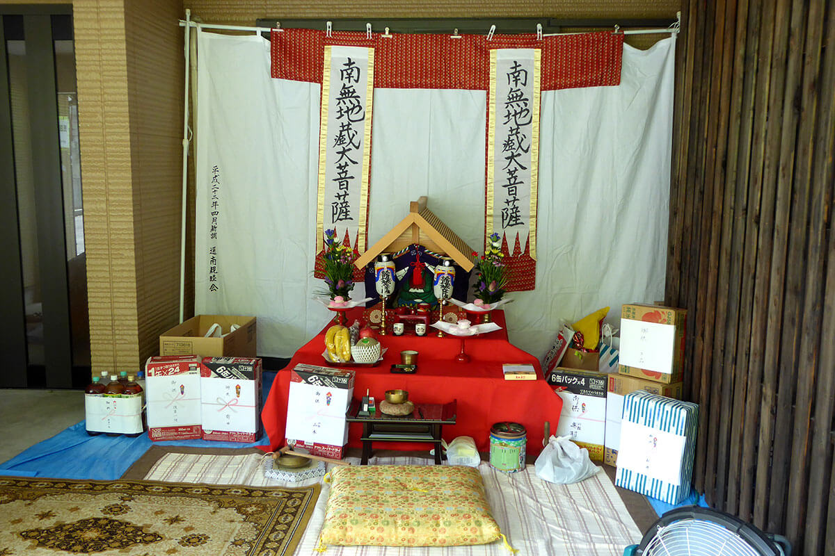 地蔵盆快晴が続くようですので提灯の飾り付け☀️ 明日が楽しみです🙌 それぞれの場所で地蔵盆を運営される自治体の皆さんやお寺さんの方々暑い中の準備とはなりますが熱中症に注意しながら頑張りましょう！地蔵盆地蔵菩薩おじぞうさま清涼山地蔵院神戸市