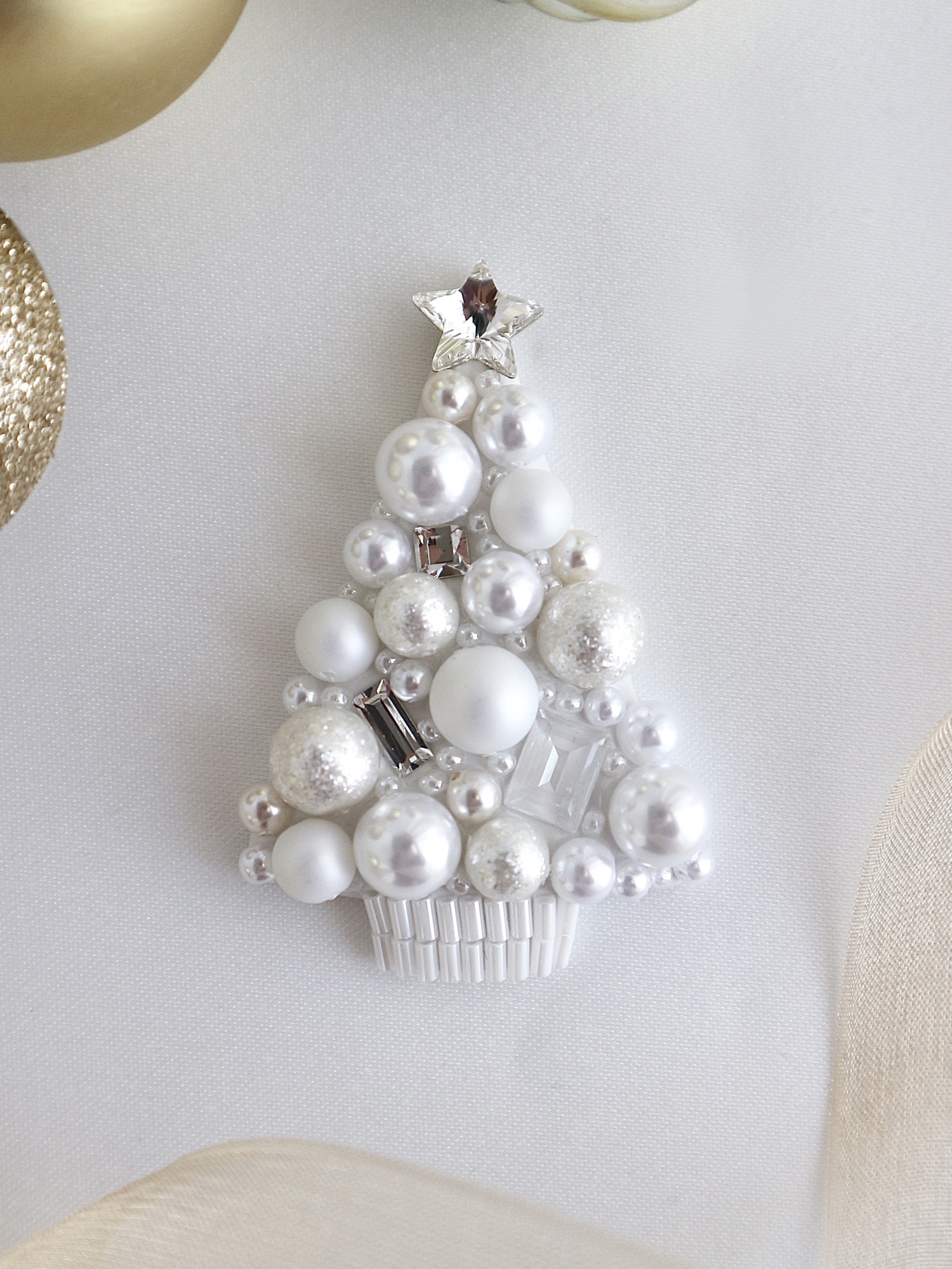 ダーニングマッシュルームを使って作るクリスマスのブローチ ヘの作り方コサージュ・ブローチアクセサリー アトリエハンドメイドレシピ 作り方 と 手作り情報サイト