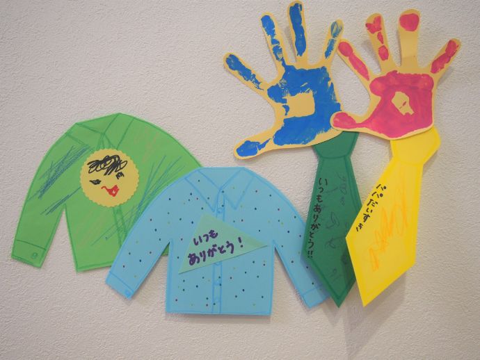 母の日・父の日プレゼント「似顔絵メダル」先生のためのページ教育・保育をサポートするオンラインショップ エデュース