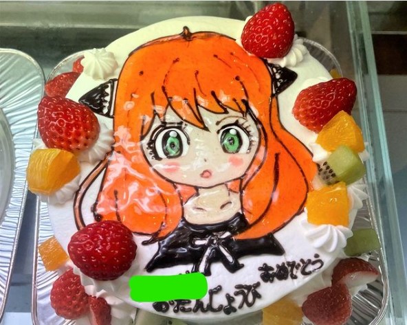 SPY×FAMILY✖️Joyfullコラボキャンペーンのアーニャのわくわくパンケーキプレート🥞 ボリューミーなパンケーキにいちごクリーム🍓とアーニャが好きなナッツ🥜がのって、プレートの周りには彩り豊かなフルーツ🥝🍊🫐、ステラ⭐️型の最中にはいちごソース🍓が入って味変も