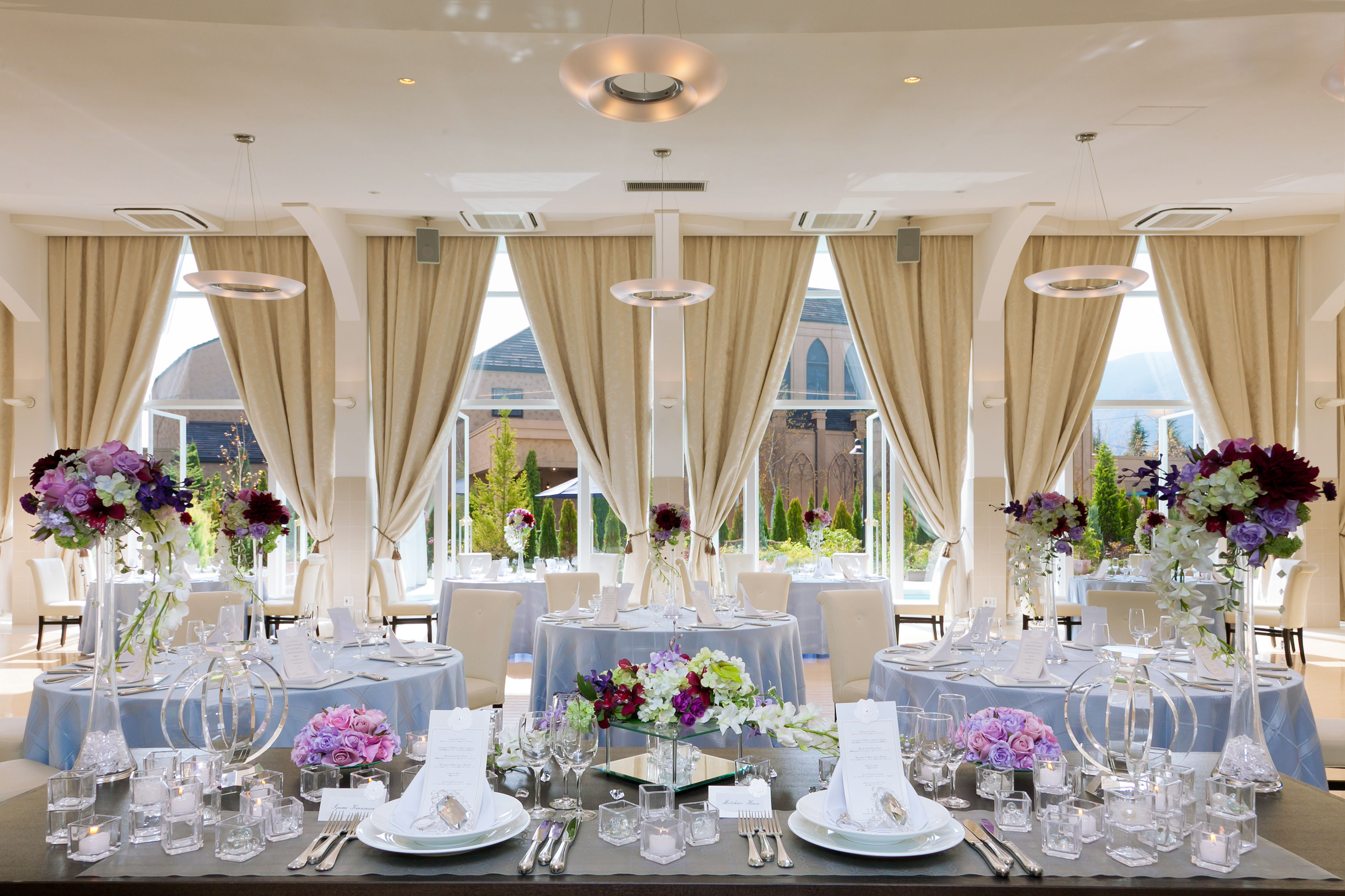 夏の結婚式にはどんな会場装花がいい？夏らしさを出すポイントと実例をご紹介！結婚ラジオ結婚スタイルマガジン