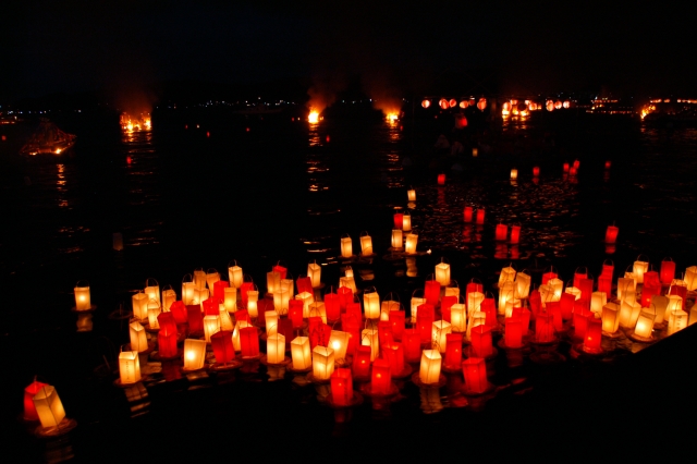 灯籠流し」と「精霊流し」の違いとは？区別する方法をわかりやすく – スッキリ