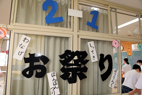 カッターいらずで簡単に作れる「折りたたみ式ダンボールA看板」の作り方子どもの遊び場づくりに役立つ情報 アニマシオン