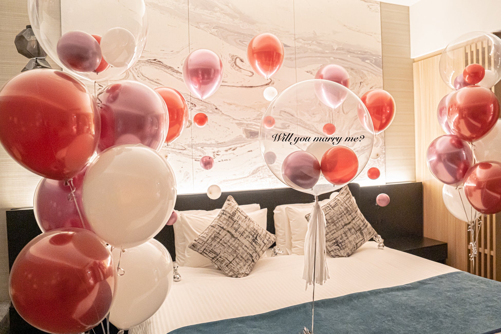 誕生日のホテルサプライズ🥂 赤・ゴールド・白で可愛らしい世界観に🎈 ⁡ Birthday hotel surprise🥂 A cuteworld view with red, gold, and white 🎈 ⁡出張バルーンbyオリゼバルーンbyオリゼ ⁡ ⁡ORYZAE Celebrations ☎︎03-5843-8781 LINE @oryzaecelebrations