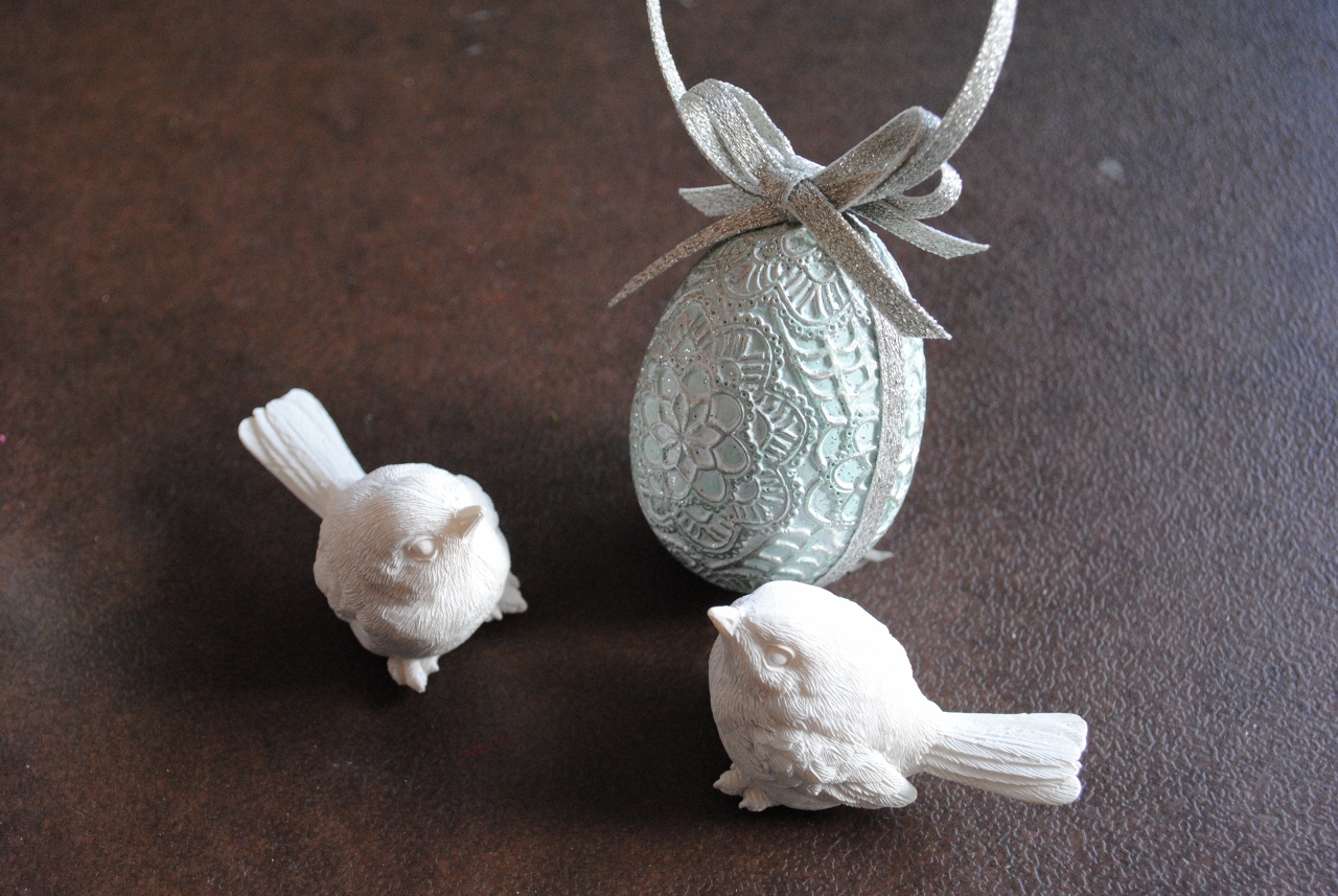 イースターのアクティビティおうち遊びまとめ↓あん遊び 卵って可愛いですよね🥰 イースターエッグはどちらのタイプもダイソーで購入しました！私のカプセルタイプは去年買った物ですが、今年も同じものが売っていました♪ 柄付きの物やビビッドカラーもありました