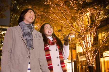 イルミネーションとカップルのシルエット 11002022866 の写真・イラスト素材アマナイメージズ