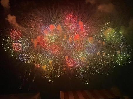 空一面の花火の写真素材FYI00235112ストックフォトの Qlean Market キュリンマーケット