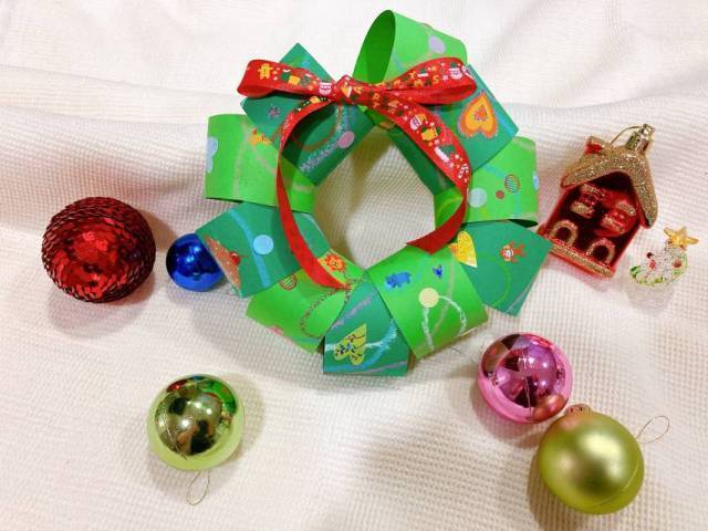 本日のご紹介は @_maho_mama さんの投稿です😊 毛糸で作るモコモコクリスマスリース のご紹介です🎄🎅いろんな種類の飾りをつけてみて、自分だけのオリジナルリースを作ってみよう✨💕 .*:--☆--:*:--☆--:**:--☆--:* . 毛糸でモコモコ🧶 クリスマスリース✨ 今日から12