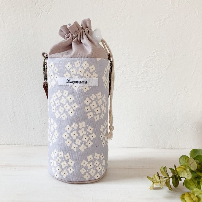 楽天市場 ペットボトルカバー 保冷 ペットボトルケース ボトルケース スマイル ニコちゃん モチーフ キラキラ ハンドメイド スワロフスキーイニシャル 可愛い プレゼント 雑貨 真空 ブランド 結露防止 水筒カバー ストラップ 学校 オフィス ブランド 人気 大人可愛い