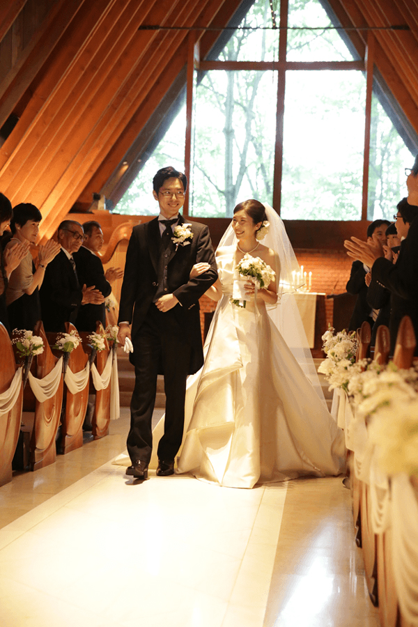 軽井沢高原教会に映える袖ありドレスウエディングドレス.jp