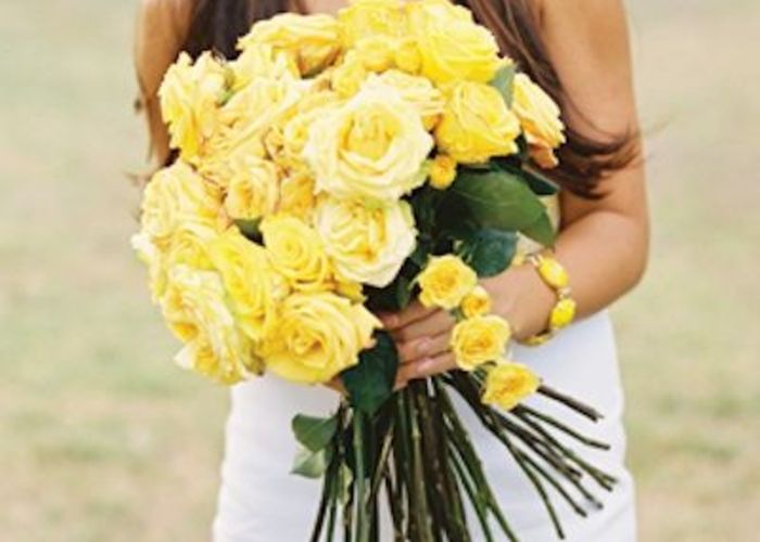 淡い黄色バラの花かご風アレンジメント H35 「Ｆｌｏｒｉｓｔ Ｋａｊｉｗａｒａ」 イーフローラ フラワーギフトや花の宅配、送料無料も多数