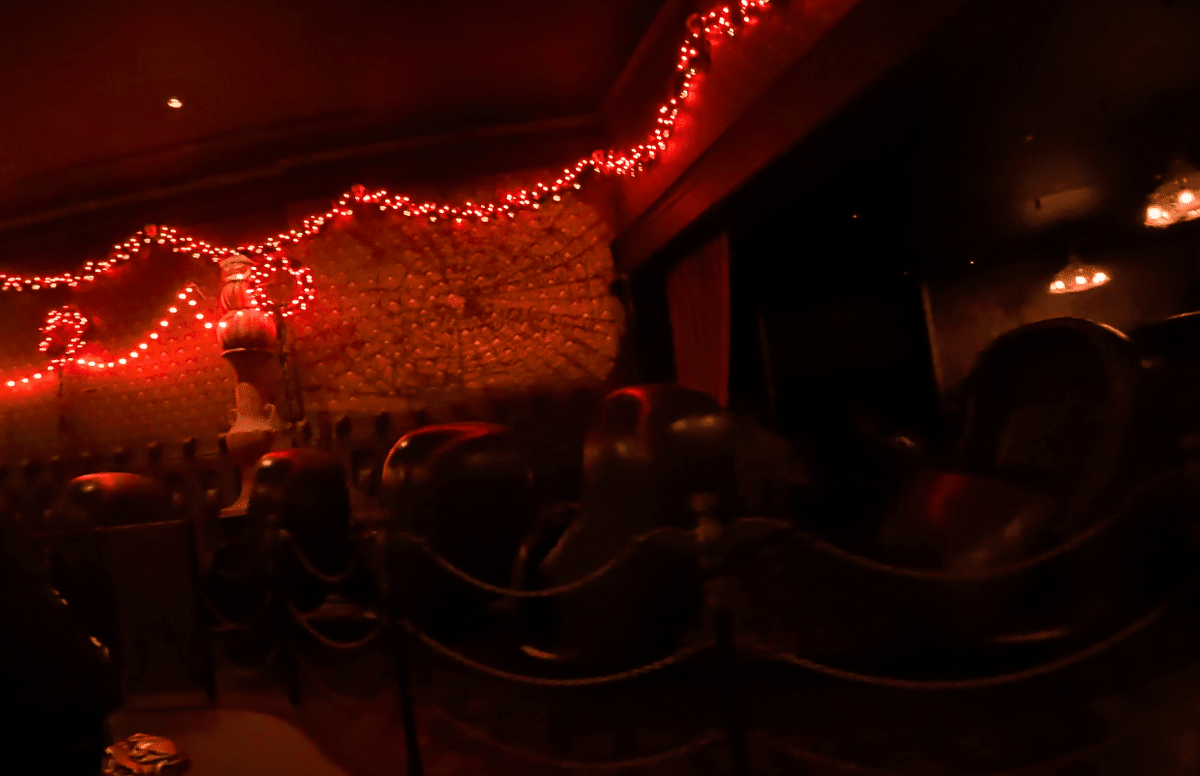 人気アトラクション“ホーンテッドマンション”がスペシャルバージョンに大変身!! ちょっぴりコワいクリスマスが楽しめる☆ 詳細記事SGS109