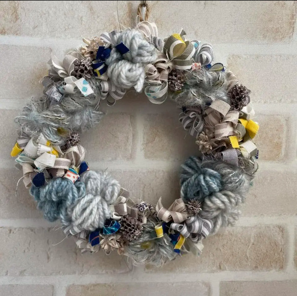 ロイヤルブルーのクリスマス布リース 柊mun1'