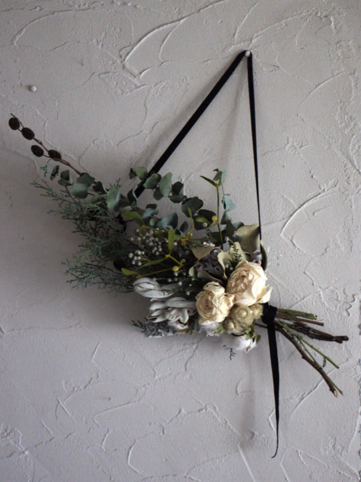 カウベルの優しい音色 赤い実のドライフラワー横長スワッグ クリスマススワッグの通販 by のの's shopラクマ