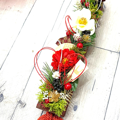 〆縄飾りは数年使い回し、鏡餅はカビない陶器の餅,玄関飾りは季節ごとに分けて収納