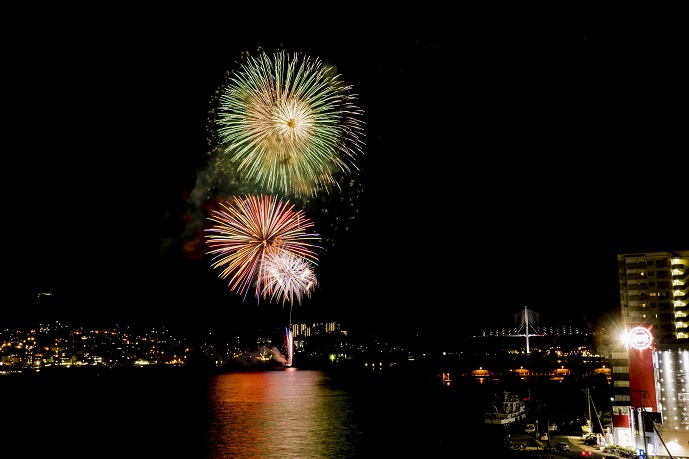 山下公園周辺で2夜連続3,000発の花火「横浜スパークリングトワイライト」 海面にはジュエリーボートも - ヨコハマ経済新聞