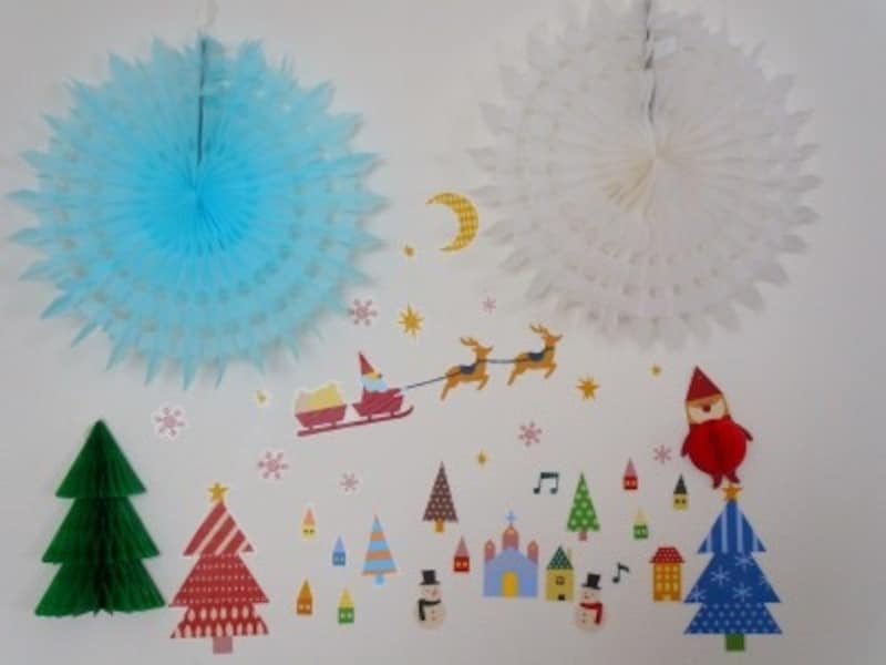 クリスマスのウォールステッカーと紙ナプキン、デコジェルが某100円ショップで販売中です！お店の名前は直接DMいただければ、お知らせします^_^見かけたらよろしくお願いしまーす！ウォールステッカー100均クリスマスイラストイラストレーターillustration