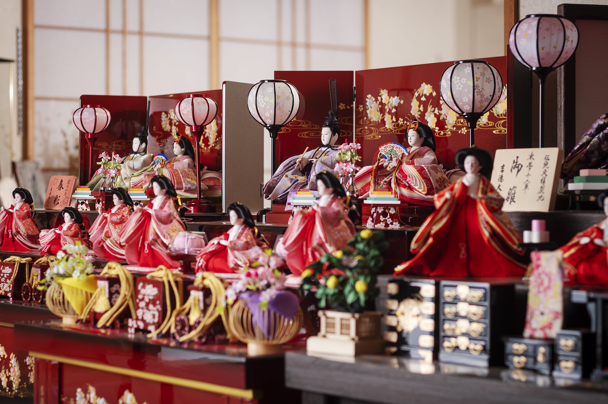 雛人形を飾るべき場所、方角とは？避けるべき場所や保管の注意点も解説
