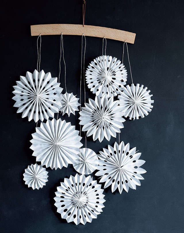 手作りクリスマスリース折り紙の作り方やおしゃれなサラダもキナリノ