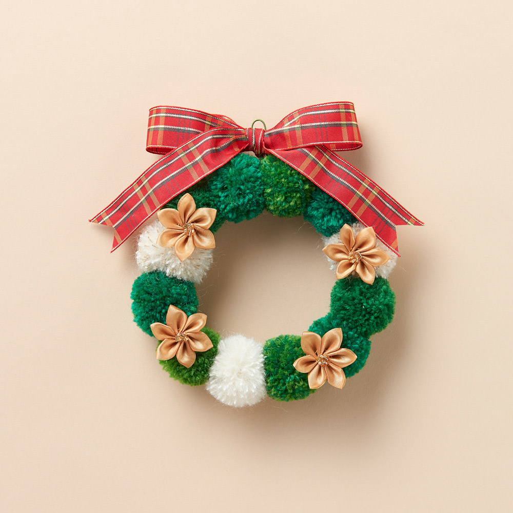 子どもと一緒に毛糸で作るふわふわ・かわいいポンポンリースUNAU MAGAZINE ウナウマガジン-理想の暮らしと住まいを探そう