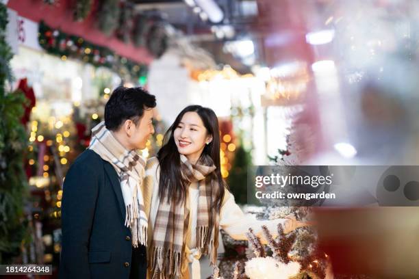 クリスマスに見つめ合うカップル 写真素材6668886- フォトライブラリ