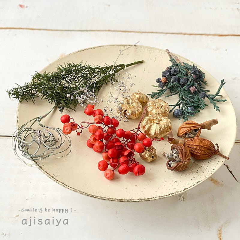 クリスマスリースを季節の花材で制作 フローリストが教えるドライフラワーリースの作り方@Living アットリビング