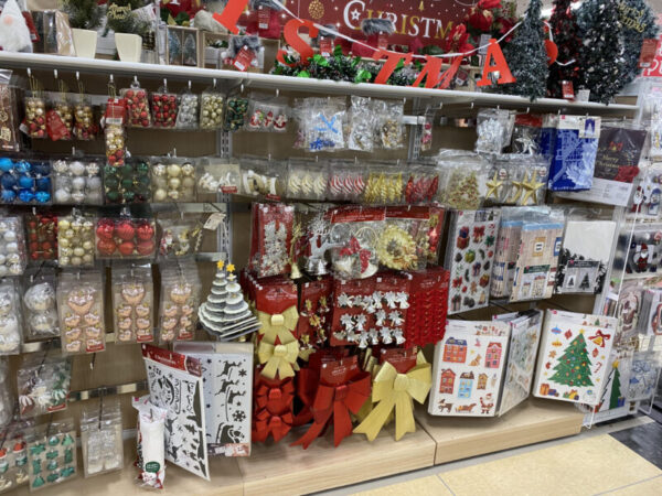 ダイソーのクリスマスグッズ 2024最新！ツリー、リース、オーナメントなど
