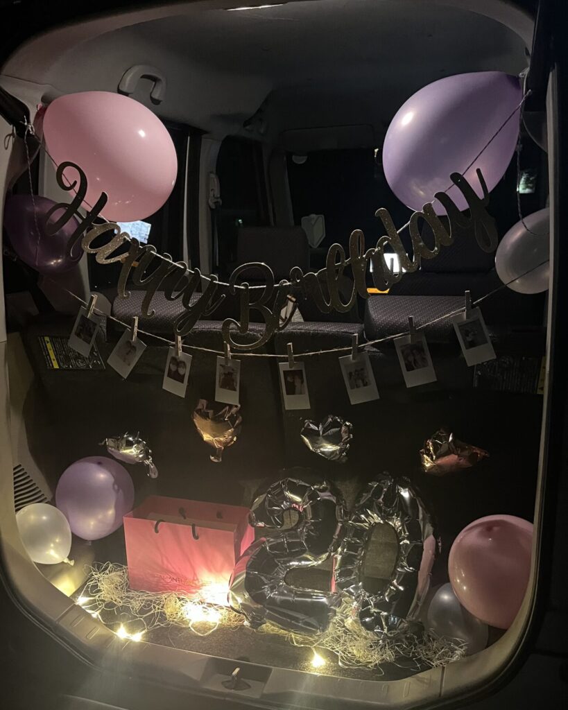 彼女の誕生日におしゃれな飾り付けがしたい。大人っぽい雰囲気や可愛い風船で部屋を飾ってサプライズするなら。ミツケヨ