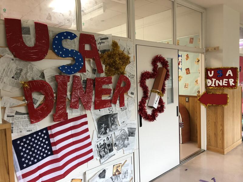 装飾のテーマはアメリカン。星条旗のアーチでお客様をお迎えバルーンポップジャパン