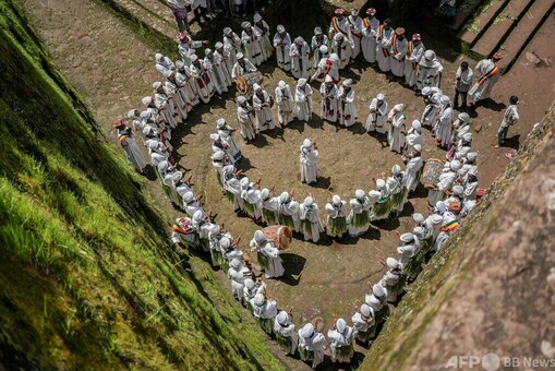 キリスト教エチオピア人は 2015年1月6日にギリシャのアテネで正教会のクリスマスの前夜に真夜中のミサに参加します —ストック編集用写真©Ale_Mi 288616522