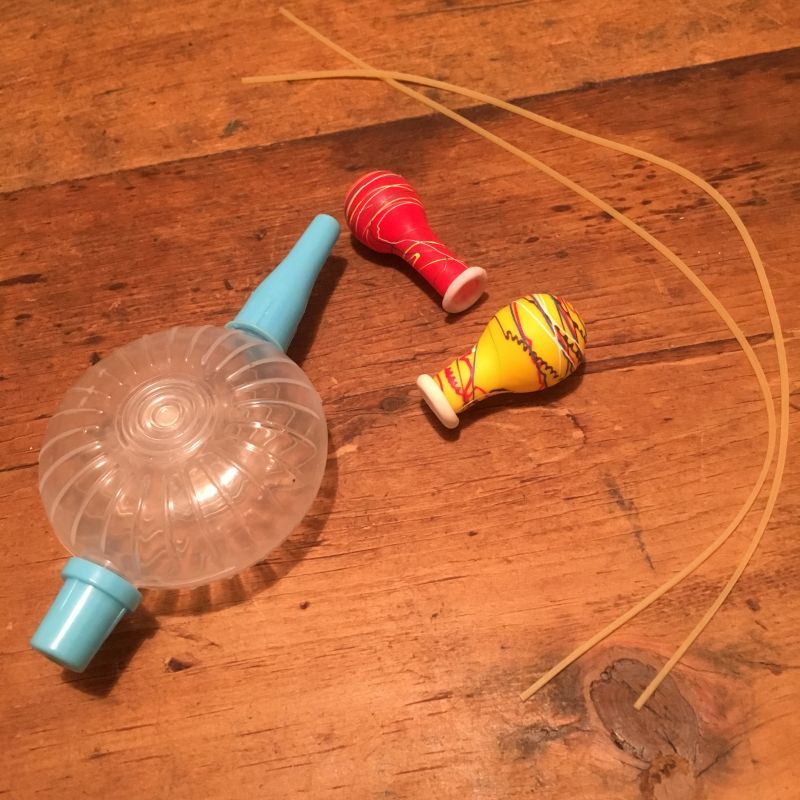 DAISOだけで作る「水風船ライト」の作り方。 材料は ２枚目 をご覧ください。 ほんわり灯る水風船の明かりは どこか夏の終わりを感じます。DIYDAISODAISOdiyポンポンライトダイソーdiyフォトコンテストDIYインテリアライト水風船ヨーヨー釣り