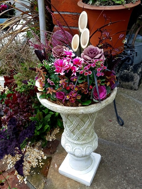 楽天市場 お正月飾り 葉ボタンのハンギングバスケット寄せ植え 黄プレミアム Ｌサイズ│葉牡丹 ビオラ 正月 しめ縄 しめ飾り しめ縄飾り 屋外おしゃれ 正月飾り 洋風 玄関 ハボタン リース 鉢 冬 バスケット 生花 フラワーギフト パンジー 販売 新春 : 花うるる〜花で