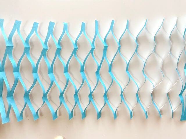 折り紙でスパイラルの飾りを作ろう♪飾ろう♪をYouTubeショートで公開しました✨,YouTube本編では折り紙一枚で出来る、ねじった形が美しい飾りの作り方を紹介しております。, 七夕飾りや、インテリアモビールに。,構造は簡単ですがスパイラルの形がおもしろいので、お子様の工作やレクリエーションにもおすすめです。,YouTubeでは出来るだけ簡単にできるペーパークラフトを紹介しております。,