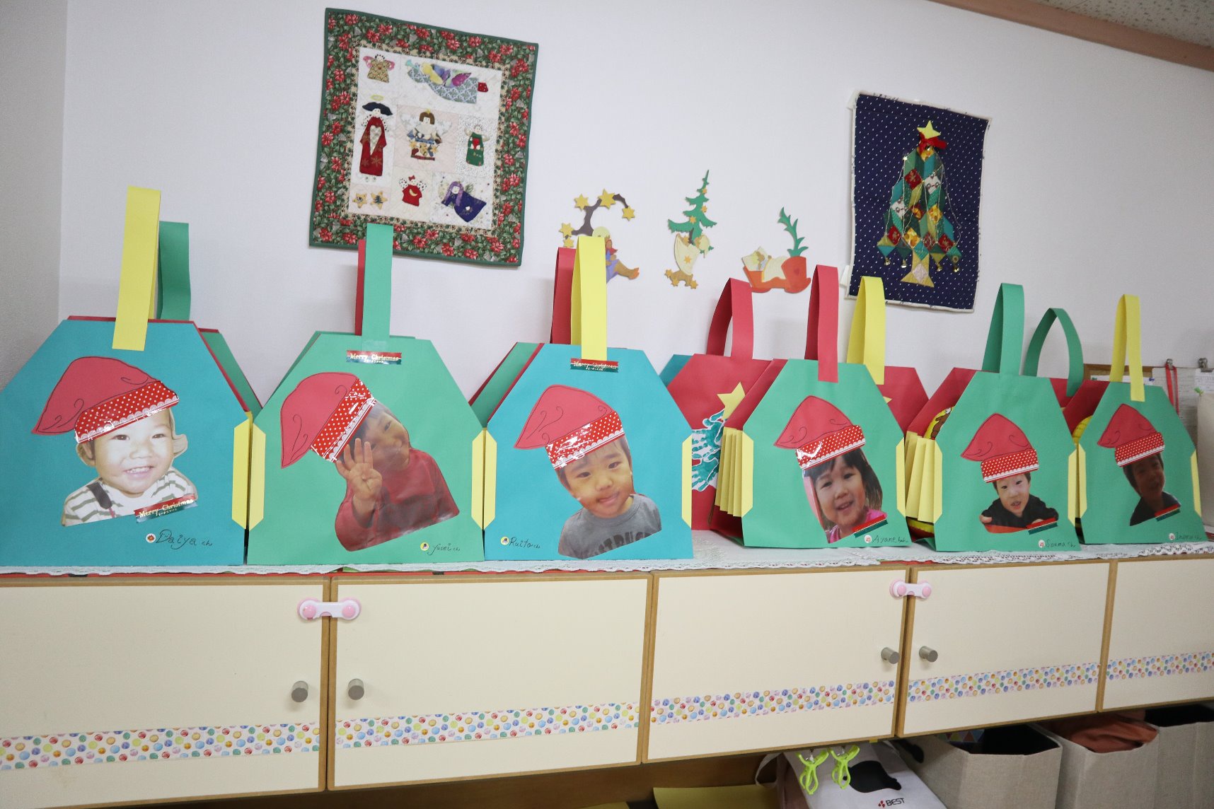 絵画制作活動 クリスマスプレゼント袋年中組石神井南幼稚園