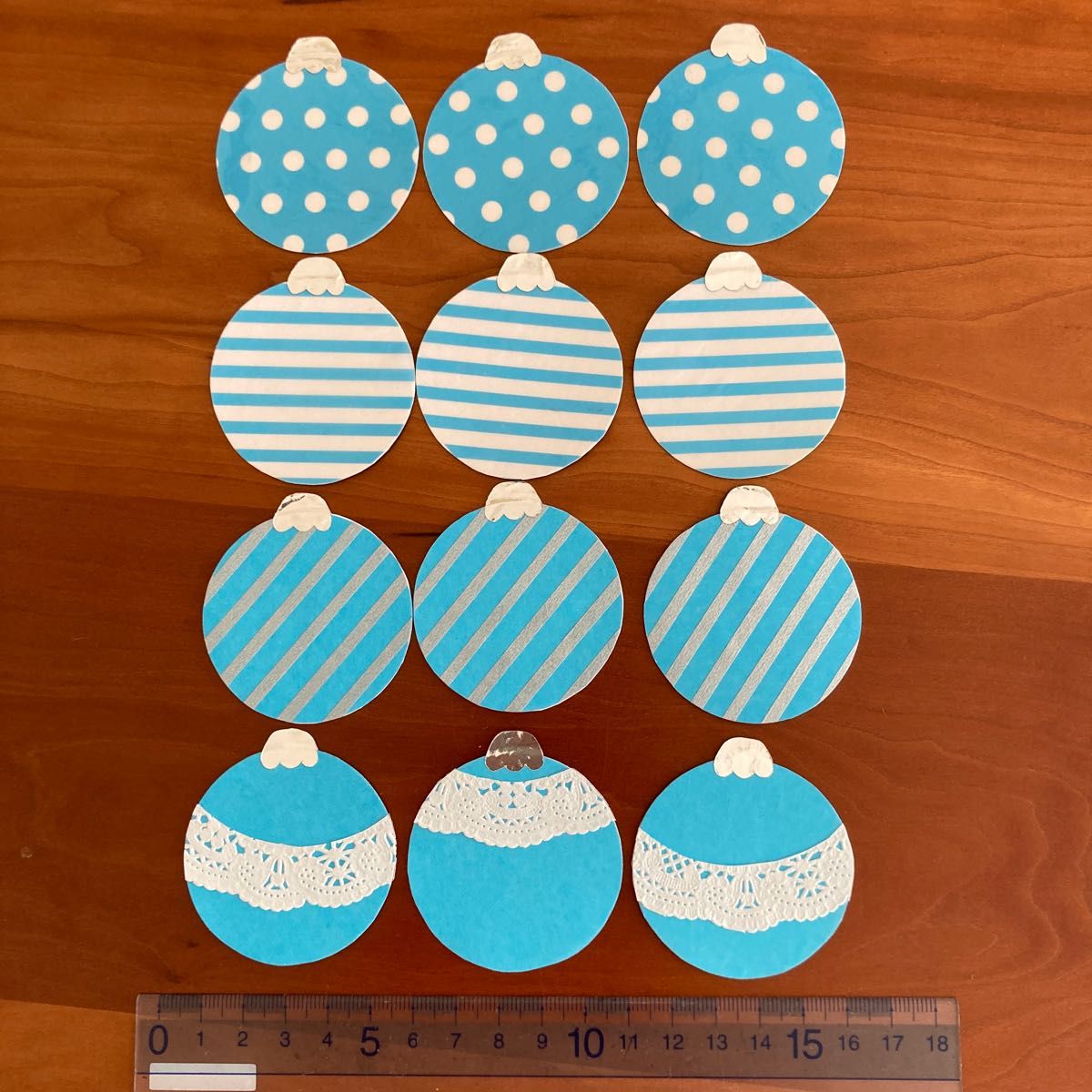 かんたん色画用紙でクリスマスツリーのディスプレイを作ろう♪飾ろう♪をYouTubeショートで公開しました✨,YouTube本編ではクリスマスの壁面飾りに最適な立体感のあるクリスマスツリーの作り方を紹介しております。,プロフィールの下のリンク欄からご覧いただけます😊, ペーパークラフトやまもとえみこ,@yamamotoemiko.paperdecoration,